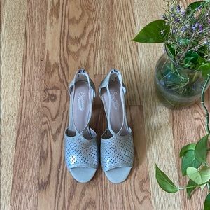 ❤️ NEW Saks of fifth ave Silver sandal